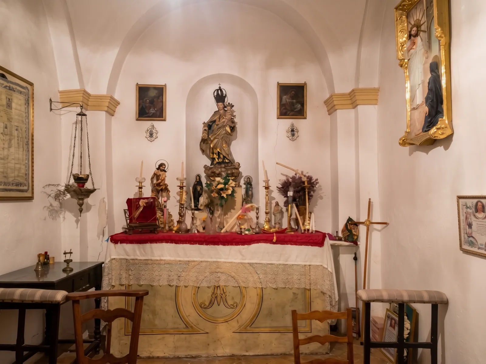 Historische Hauskapelle der Finca Cassou mit Kreuzgratgewölbe und Marienaltar