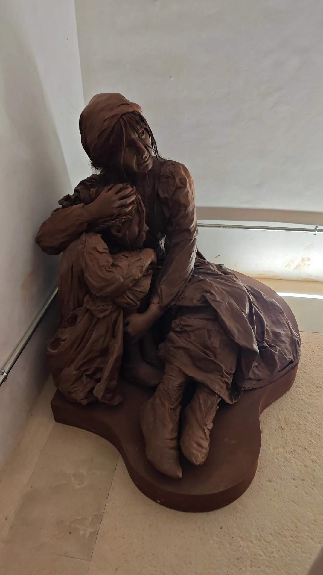 Sculpture grandeur nature d'une paysanne protégeant sa fille lors d'une attaque corsaire, exposée au premier étage