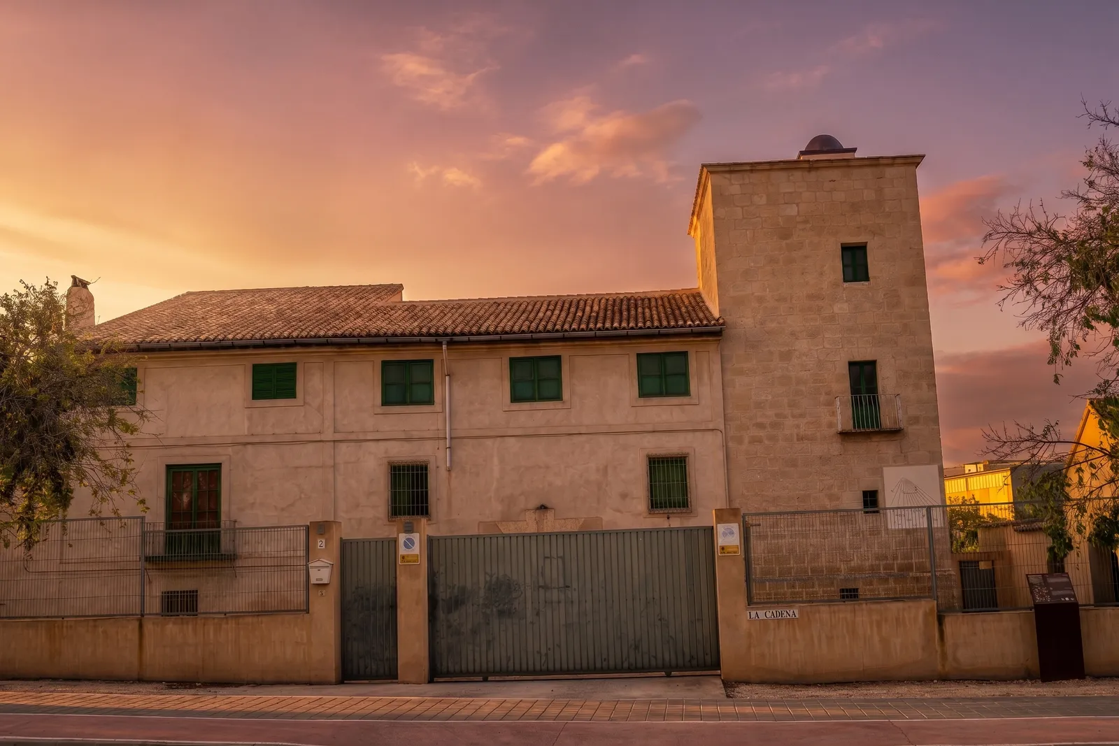Finca Lo de Bellón und Torre de la Cadena bei Sonnenuntergang: herrschaftliches Gutshaus, Wehrturm aus Haustein mit Balkon und Sonnenuhr