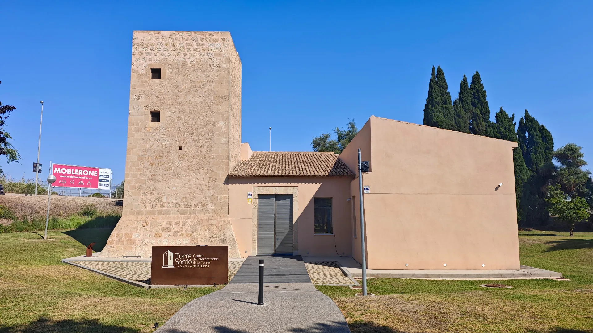 Vue extérieure de la Torre Sarrió et de sa maison accolée, siège du Centre d'interprétation