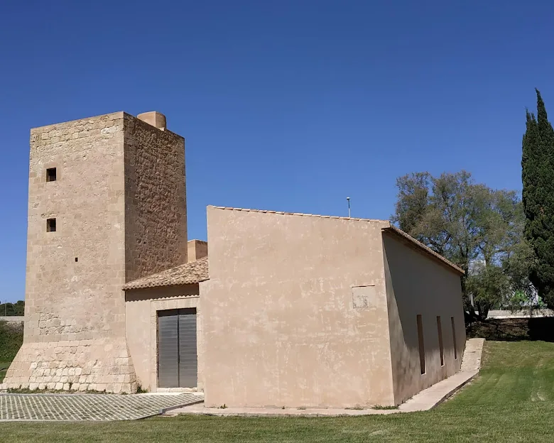 Vista esterna della Torre Sarrió con la sua casa annessa